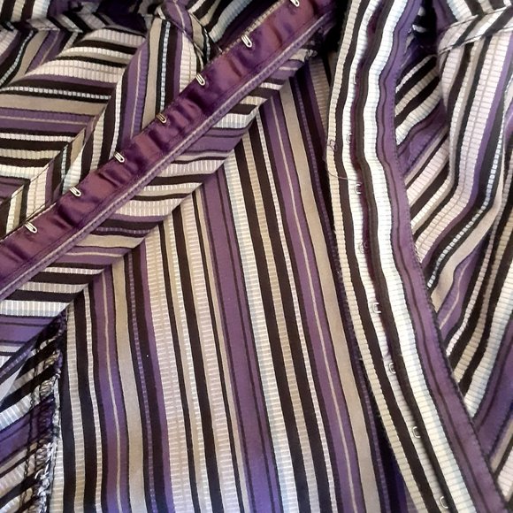 The Limited Long Sleeve Top With Eyelet Closure - Picture 3 of 6